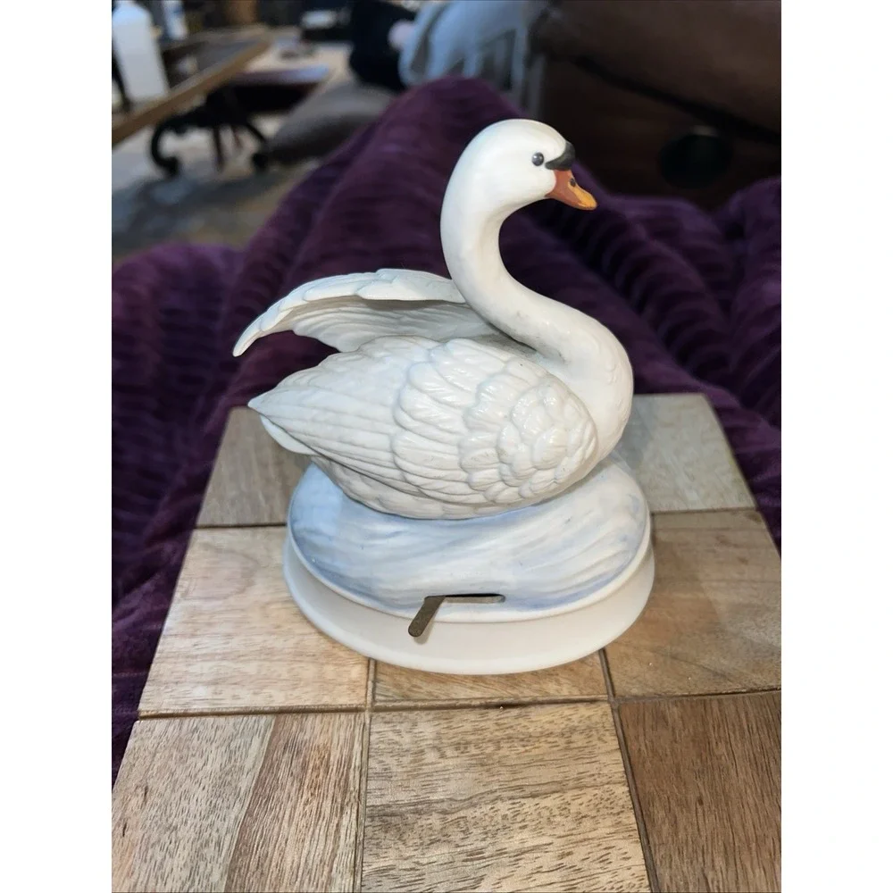 GIFT OF GORHAM PORCELAIN SWAN MUSIC BOX MADE JAPAN PLAYS 